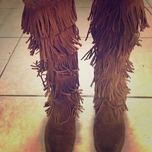 Minnetonka Tan 5 Layer Fringe Boots!